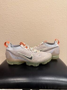 Women’s Nike Vapormax Flyknit (size 8)